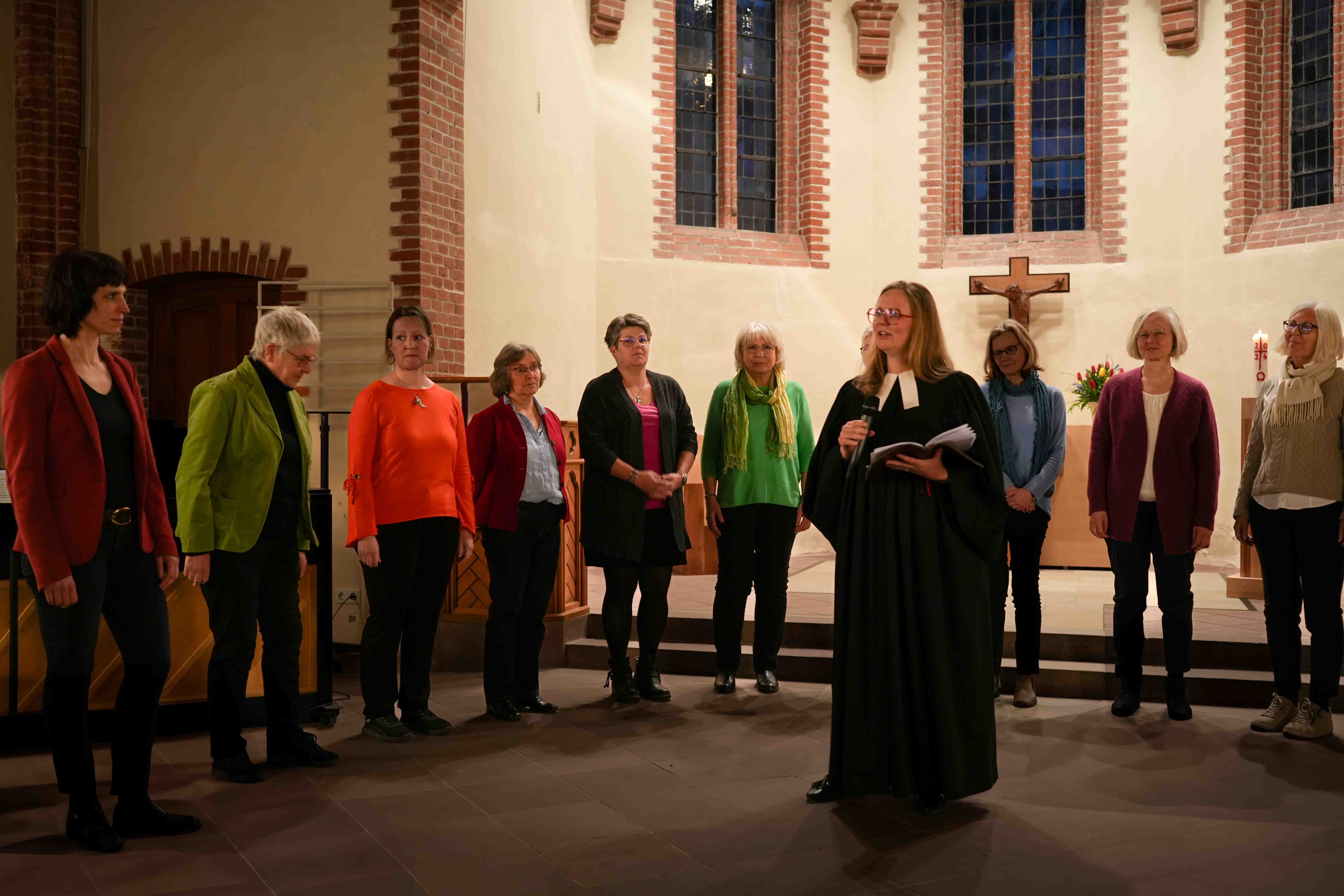 Pastorin Svenja Kluth mit dem Hospizchor beim Jubiläumsgottesdienst in der St. Paulus Kirche