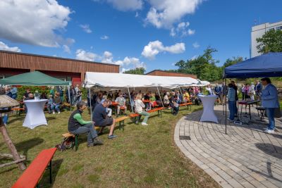 Besuchende bei der Begrüßungsrede von Sieglinde Winterstein, 1. Vorsitzende des Oekumenischen Hospizdienstes Buchholz und Katharina Koch, Geschäftsführerin des Hospiz Nordheide