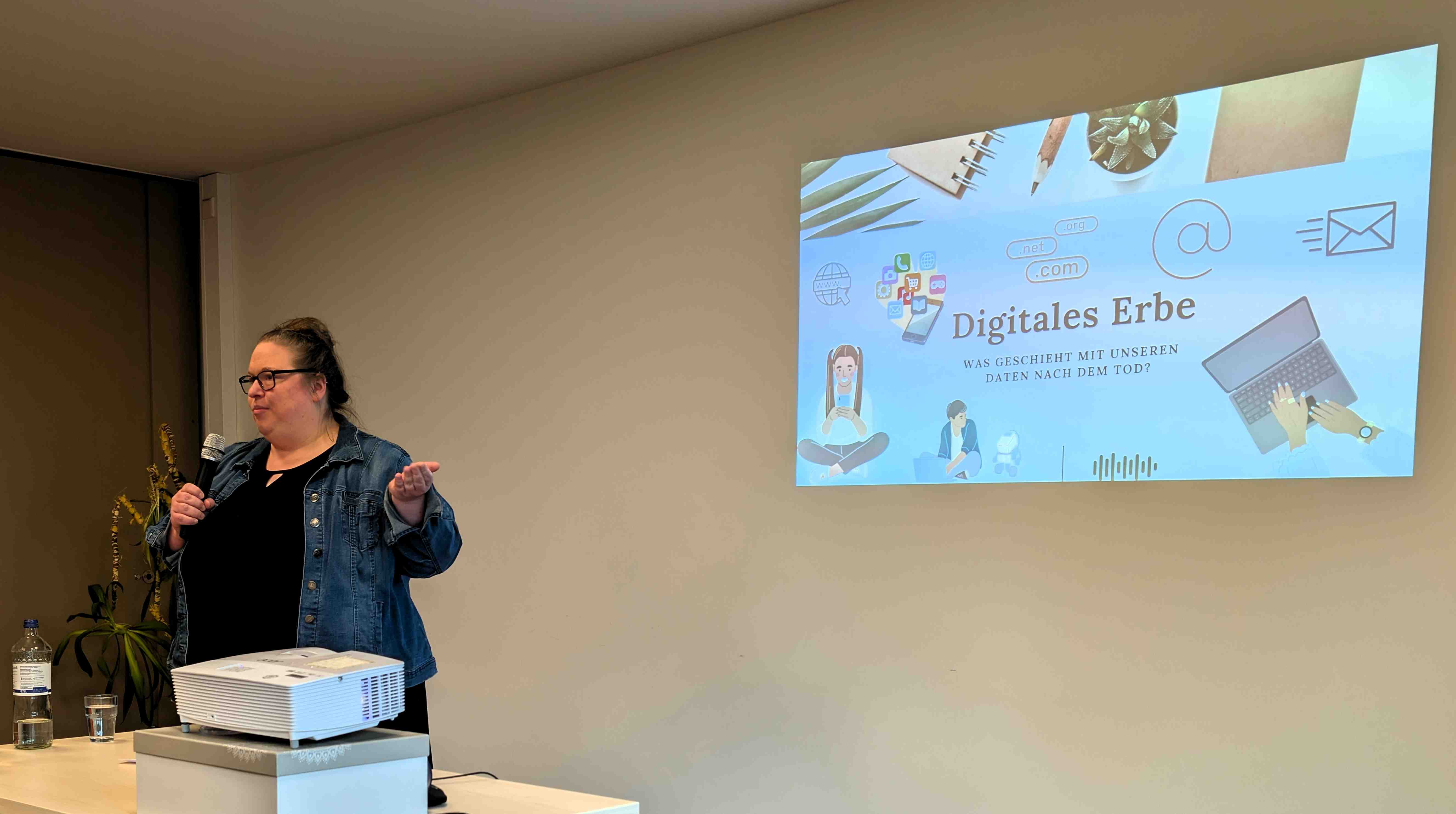 Bestatterin und Trauerbegleiterin Marisa Paramonow beim Vortrag "Digitales Erbe"